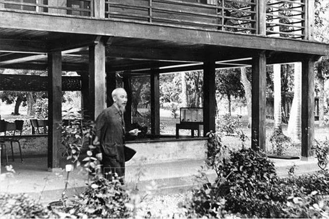 Căn nhà sàn đơn sơ của Bác.