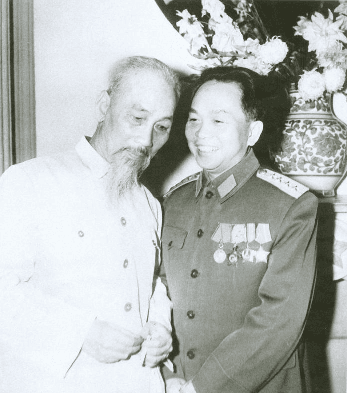Bác Hồ và Đại tướng Võ Nguyên Giáp.